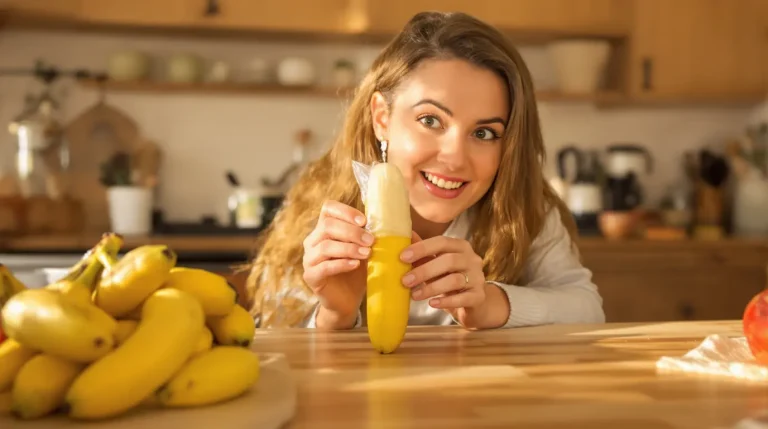 « Elles ne noircissent plus » : mon astuce toute simple pour garder vos bananes bien fraîches très longtemps « Elles ne noircissent plus » : mon astuce toute simple pour garder vos bananes bien fraîches très longtemps
